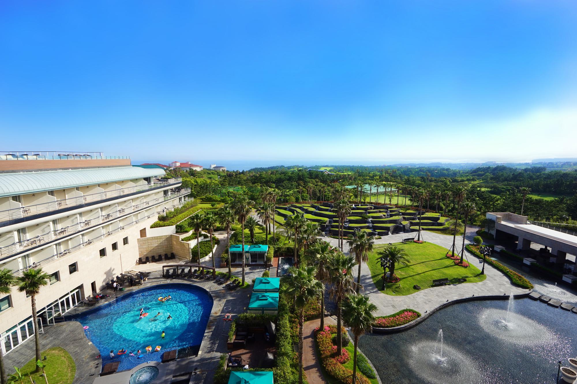 Kensington Jeju Hotel מראה חיצוני תמונה The resort's grounds