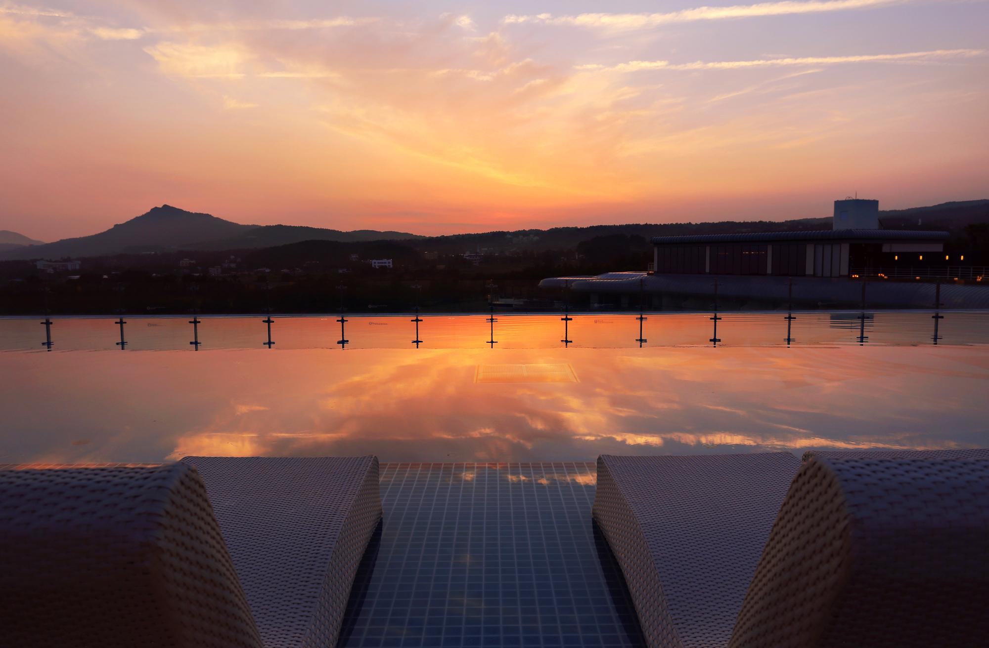 Kensington Jeju Hotel מראה חיצוני תמונה The Sunken Garden