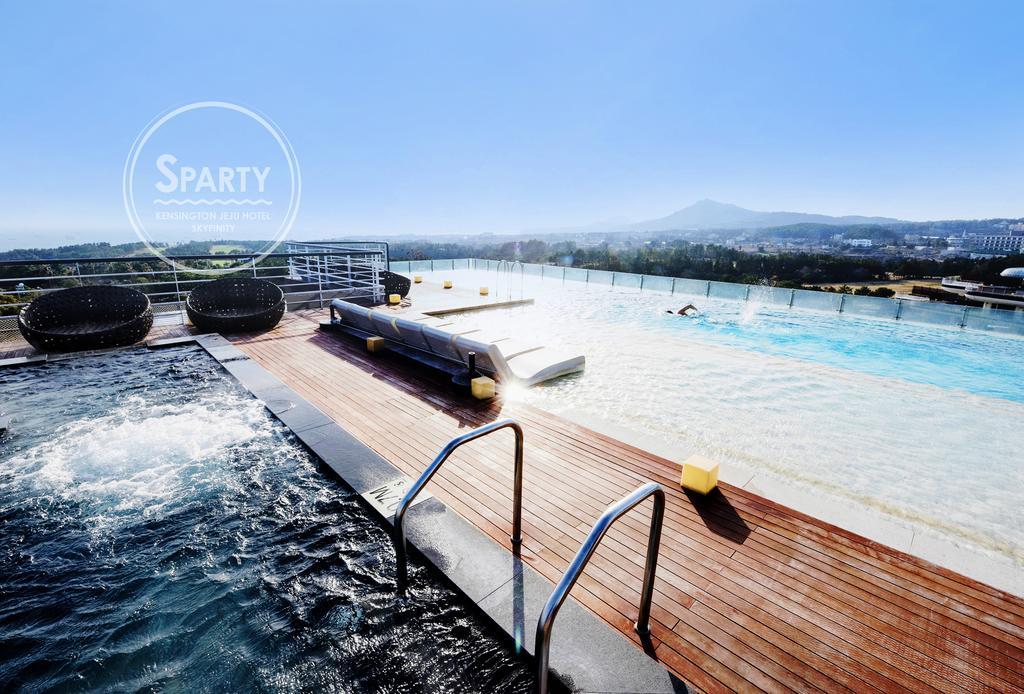 Kensington Jeju Hotel מראה חיצוני תמונה The pool at the top of the hotel