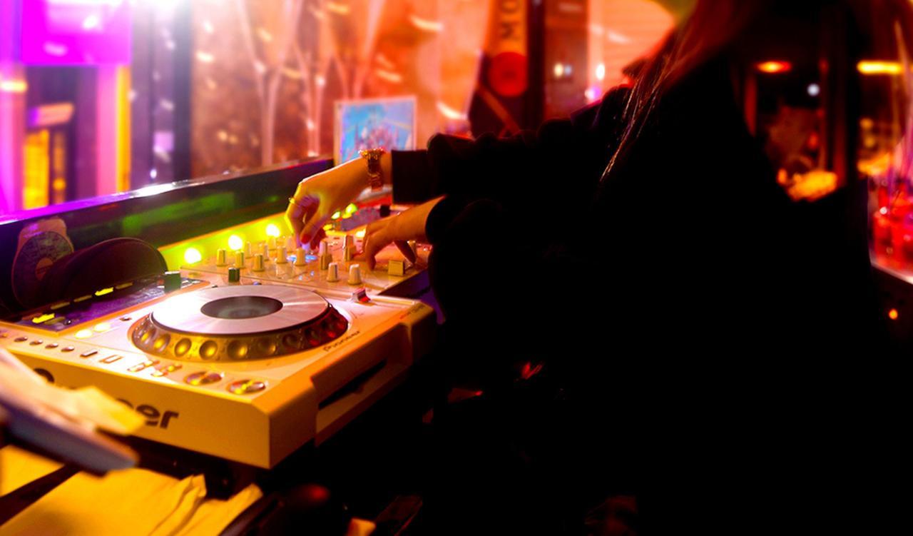 Kensington Jeju Hotel מראה חיצוני תמונה A DJ at work